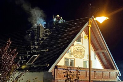 Update: Hoher Sachschaden nach Dachstuhlbrand in Bad Schlema - 