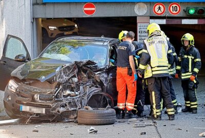 Update: Hoher Sachschaden nach schwerem Unfall in Chemnitzer Tiefgarage - Am Montag ereignete sich eim schwerer Verkehrsunfall in einer Tiefgarage. Foto: Harry Haertel