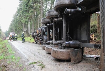 Update: Holztransporter kippt in Eibenstock um - In Eibenstock ist ein LKW umgekippt. Foto: Niko Mutschmann