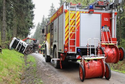Update: Holztransporter kippt in Eibenstock um - In Eibenstock ist ein LKW umgekippt. Foto: Niko Mutschmann