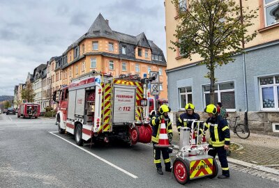 Update: Kind verursacht Wohnungsbrand in Aue und wird dabei verletzt - Ein Wohnaus in Aue steht in Brand. Foto: Daniel Unger