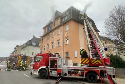 Schwerer Wohnhausbrand in Aue. Feuerwehr mit Drehleiter im Einsatz.