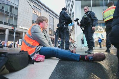 Blockade von Klima-Aktivisten bei beliebter Einkaufsmeile. Foto: xcitepress/Finn Becker