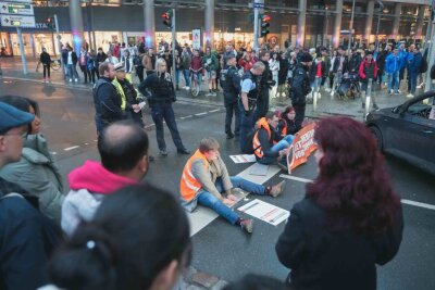 Blockade von Klima-Aktivisten bei beliebter Einkaufsmeile. Foto: xcitepress/Finn Becker