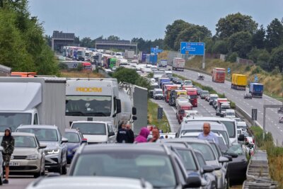 Auf der A4 kam es nach der Auffahrt Hohenstein-Ernstthal zu einem Verkehrsunfall zwischen einem PKW und einem LKW. Foto: Andreas Kretschel