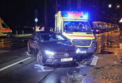 Update: Kollision zwischen PKW und Rettungswagen: Drei Verletzte - Am Donnerstagabend kam es zu einem Verkehrsunfall zwischen einem PKW und einem besetzten Rettungswagen. Foto: Roland Halkasch