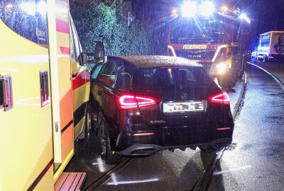 Update: Kollision zwischen PKW und Rettungswagen: Drei Verletzte - Am Donnerstagabend kam es zu einem Verkehrsunfall zwischen einem PKW und einem besetzten Rettungswagen. Foto: Roland Halkasch