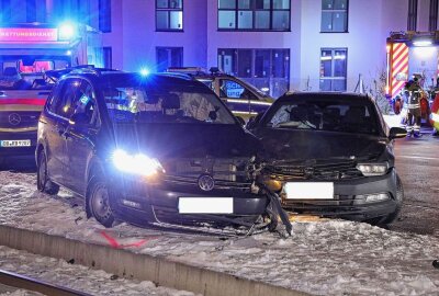 Update: Kreuzungskollision in Dresden: Zwei Verletzte - Ein PKW VW Sharan kollidierte mit einem auf der Ludwig-Kossuth-Straße fahrenden PKW VW Passat. Foto: Roland Halkasch