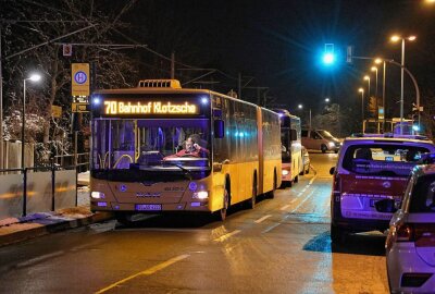 Update: Kreuzungskollision in Dresden: Zwei Verletzte -  Die Buslinien 70 und 72 mußten umgeleitet werden. Foto: Roland Halkasch