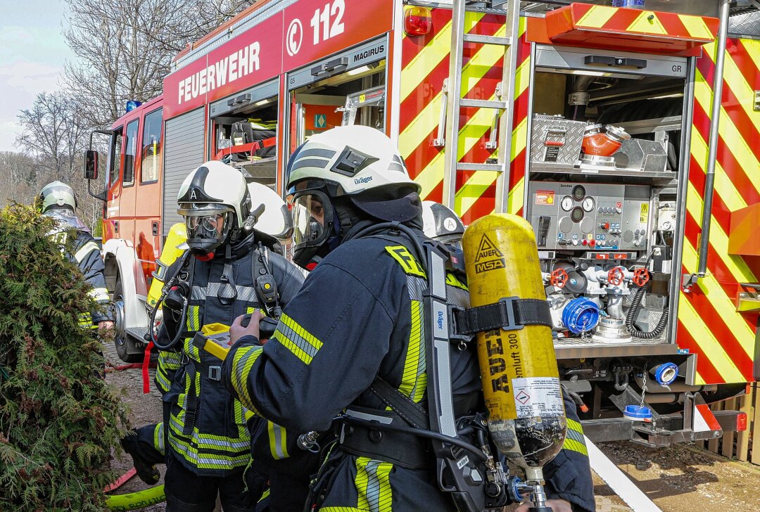 Update: Laubenbrand in Meerane: Feuerwehr im Großeinsatz - Die Feuerwehr ist in Meerane im Einsatz. Foto:Andreas Kretschel