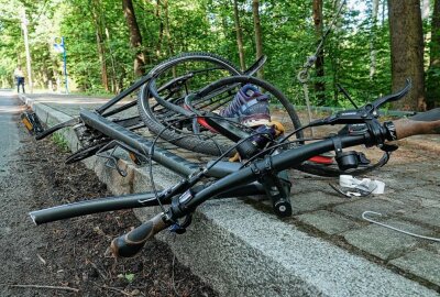 Update: Lebensbedrohlicher Crash: Radfahrerin von PKW erfasst und verstirbt - Ein schwerer Unfall ereignete sich zwischen PKW und Fahrrad. Foto: Roland Halkasch