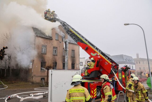 Update: Leerstehendes Wohnhaus in Limbach-Oberfrohna abgebrannt - In Limbach-Oberfrohna brennt es. Foto: Andreas Kretschel