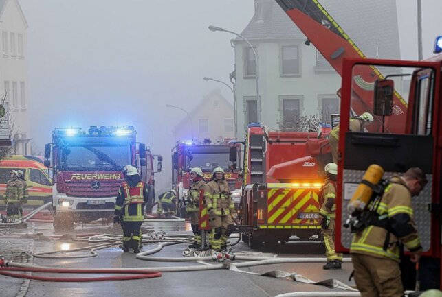 Update: Leerstehendes Wohnhaus in Limbach-Oberfrohna abgebrannt - In Limbach-Oberfrohna brennt es. Foto: Andreas Kretschel