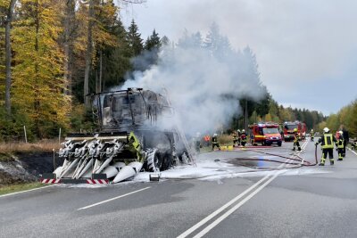 Update: Mähdrescherbrand auf Autobahnzubringer: S255 weiterhin gesperrt - Mähdrescherbrand auf Autobahnzubringer S255. 