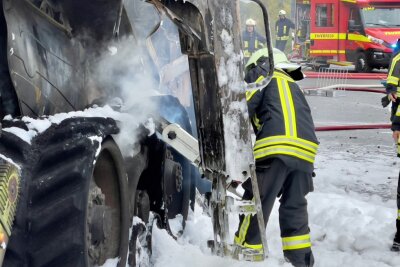 Update: Mähdrescherbrand auf Autobahnzubringer: S255 weiterhin gesperrt - Mähdrescherbrand auf Autobahnzubringer S255. 