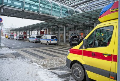 Update: Mann mit Messer wird von Polizisten überwältigt am Dresdener Flughafen - Großes Polizeiaufgebot am Dresdener Flughafen. Foto: xcitepress/Finn Becker