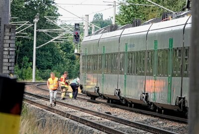 Update: Mann stirbt nach Kollision mit Zug nahe Chemnitz - Bahnunglück in Grüna - ein Mensch stirbt. Foto: Harry Härtel