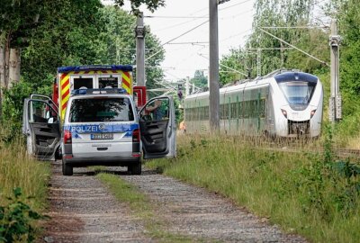 Update: Mann stirbt nach Kollision mit Zug nahe Chemnitz - Bahnunglück in Grüna - ein Mensch stirbt. Foto: Harry Härtel
