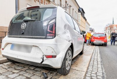 Update: Massencrash in Falkenstein - 24.000 Euro Sachschaden - Massencrash mit fünf Fahrzeugen auf der Hauptstraße in Falkenstein. Foto: David Rötzschke