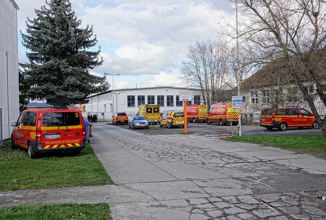 Update: Massive Rauchentwicklung - Fünf Verletzte bei Brand - Am Montagnachmittag kam es in einer Montagehalle zu einem Brand. Foto: Roland Halkasch