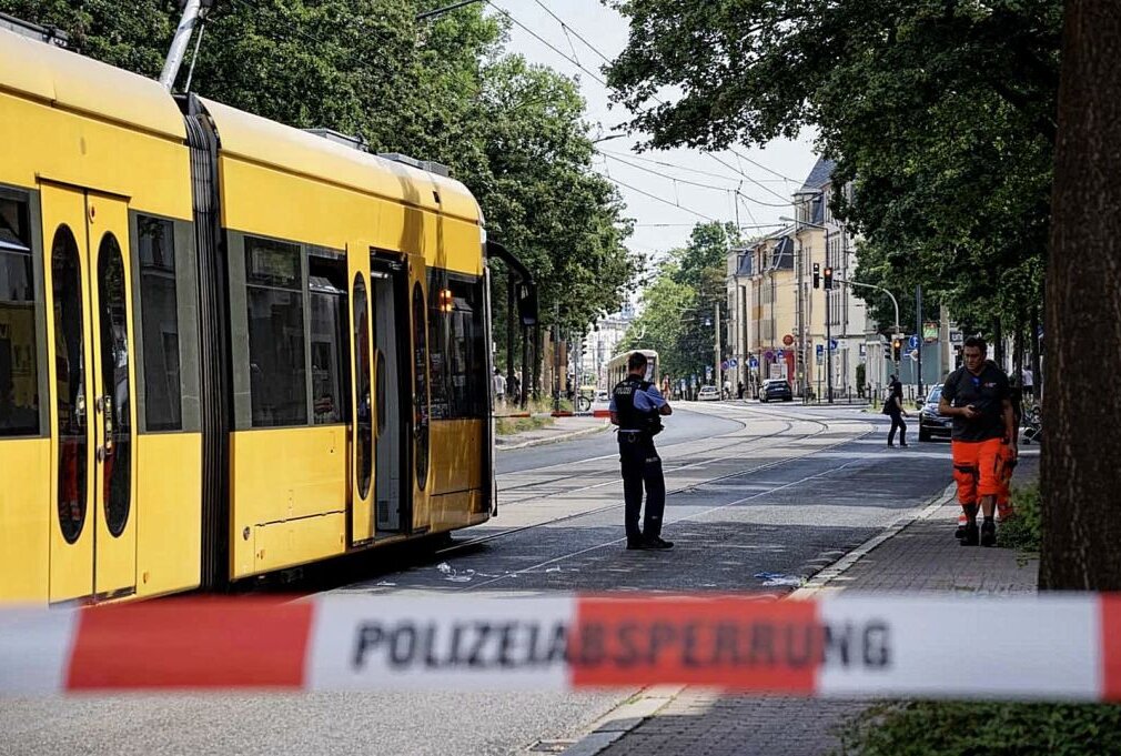 Update: Messerstecherei in Dresdner Straßenbahn - Opfer verstirbt an Stichverletzungen im Krankenhaus - Am Samstagmorgen kam es in einer Straßenbahn in Dresden zu einer Messerstecherei. Foto: xcitepress