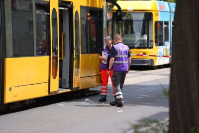 Am Samstagmorgen kam es in einer Straßenbahn in Dresden zu einer Messerstecherei. Foto: xcitepress