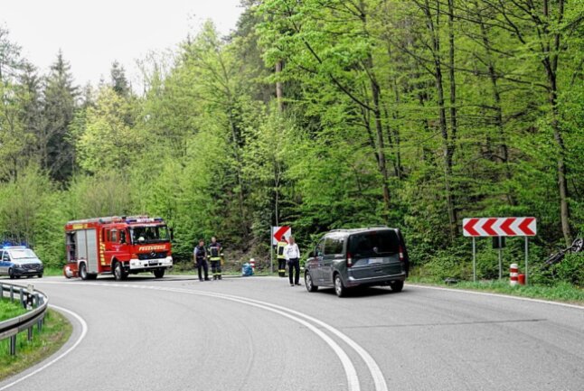 Ein Motorradfahrer verletzte sich auf der B173 schwer. Foto: Harry Härtel/haertelpress