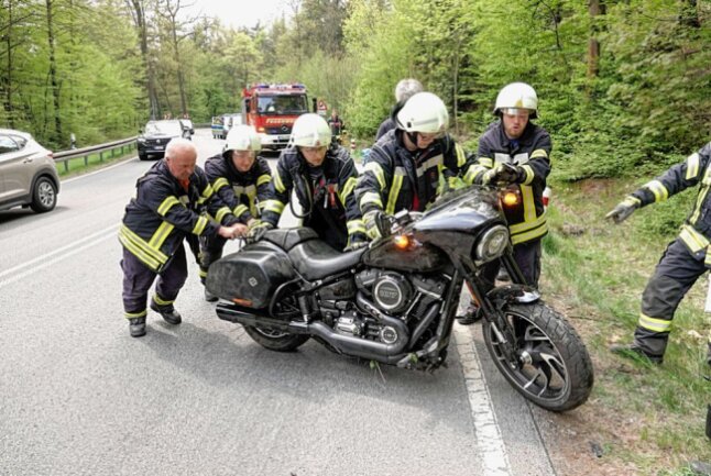 Ein Motorradfahrer verletzte sich auf der B173 schwer. Foto: Harry Härtel/haertelpress