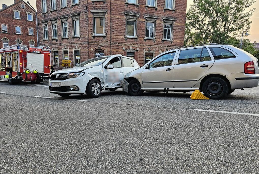 Update: Nach Kreuzungscrash wurden drei Personen verletzt - Unfall in Lichtentanne. Foto: Mike Müller