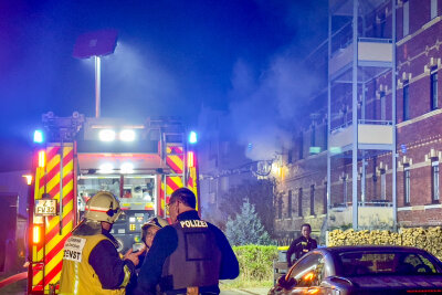 Update: Nächtlicher Wohnungsbrand in Zwickau - Großeinsatz der Feuerwehr - Nächtlicher Wohnungsbrand in Zwickau.