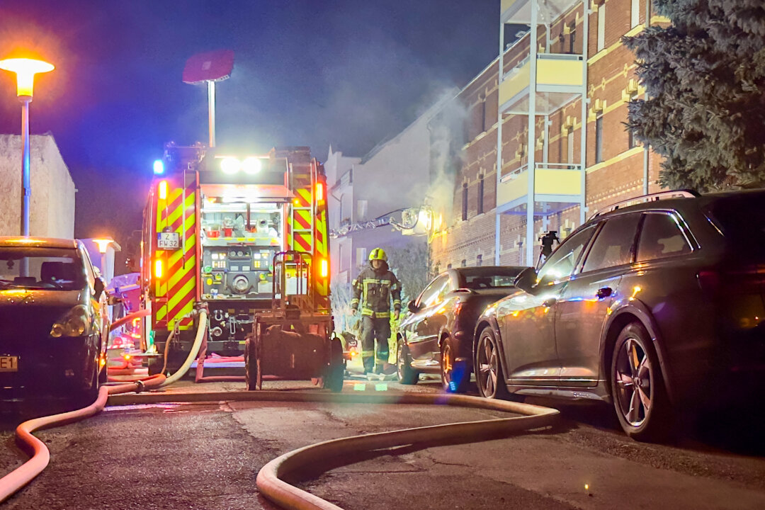 Update: Nächtlicher Wohnungsbrand in Zwickau - Großeinsatz der Feuerwehr - Nächtlicher Wohnungsbrand in Zwickau.