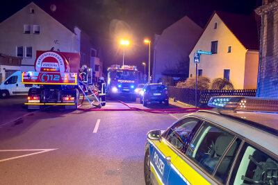 Update: Nächtlicher Wohnungsbrand in Zwickau - Großeinsatz der Feuerwehr - Rettungskräfte sind im Einsatz.