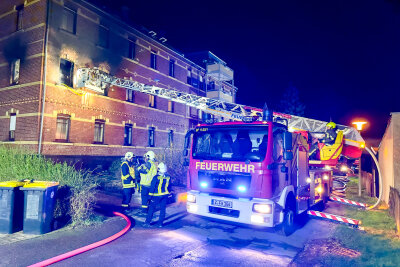 Update: Nächtlicher Wohnungsbrand in Zwickau - Großeinsatz der Feuerwehr - Aus den Fenstern einer Wohnung im zweiten Obergeschoss schlugen lichterloh die Flammen.