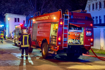 Update: Nächtlicher Wohnungsbrand in Zwickau - Großeinsatz der Feuerwehr - Rettungskräfte sind im Einsatz.