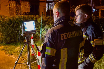 Update: Nächtlicher Wohnungsbrand in Zwickau - Großeinsatz der Feuerwehr - Drohnenstaffel der Ortswehr Silberstraße.