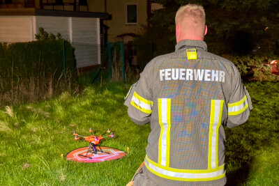 Update: Nächtlicher Wohnungsbrand in Zwickau - Großeinsatz der Feuerwehr - Drohnenstaffel der Ortswehr Silberstraße.