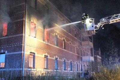 Update: Nächtlicher Wohnungsbrand in Zwickau - Großeinsatz der Feuerwehr - Feuer schlägt aus den Fenstern der Brandwohnung. 