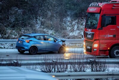 Update: Neuschnee: Mehrere Verkehrsunfälle in Westsachsen - Auf der A4 kam es z einem Unfall. Foto: Andreas Kretschel