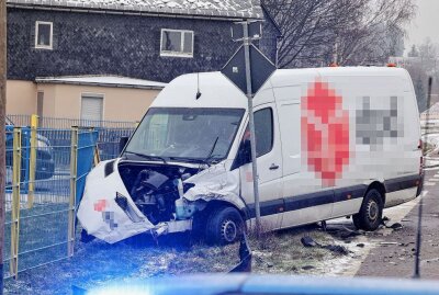 Update: Neuschnee: Mehrere Verkehrsunfälle in Westsachsen - Auf der B180 kam es zu einem Unfall. Foto: Andreas Kretschel