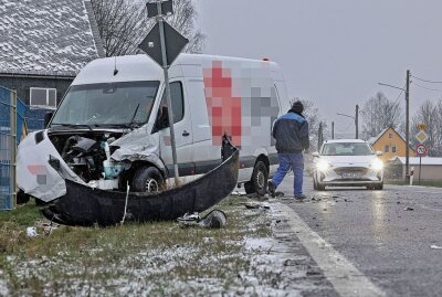 Update: Neuschnee: Mehrere Verkehrsunfälle in Westsachsen - Auf der B180 kam es zu einem Unfall. Foto: Andreas Kretschel