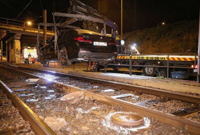 Update: PKW gerät ins Gleisbett: Fahrer ins Krankenhaus eingeliefert - Am Mittwochabend kam es zu einen Verkehrsunfall, bei dem ein Auto in das Gleisbett der Straßenbahn hineinfuhr. Foto: Roland Halkasch
