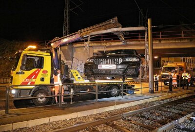 Update: PKW gerät ins Gleisbett: Fahrer ins Krankenhaus eingeliefert - Am Mittwochabend kam es zu einen Verkehrsunfall, bei dem ein Auto in das Gleisbett der Straßenbahn hineinfuhr. Foto: Roland Halkasch