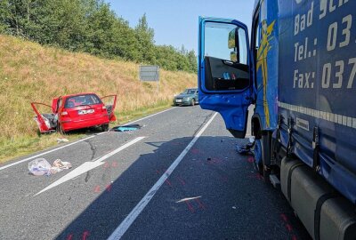 Update: PKW kollidiert mit LKW auf Bundesstraße: Fahrer stirbt an Verletzungen - Auf der B 101 in Siebenlehn ereignete sich ein Verkehrsunfall. Foto: Roland Halkasch