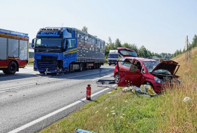 Update: PKW kollidiert mit LKW auf Bundesstraße: Fahrer stirbt an Verletzungen - Auf der B 101 in Siebenlehn ereignete sich ein Verkehrsunfall. Foto: Roland Halkasch