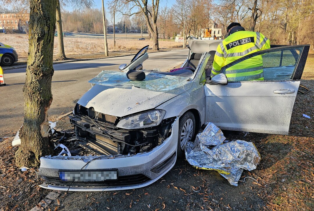 Update: PKW prallt frontal gegen Baum: Beifahrerin wird schwer verletzt - Bei einem Unfall in Reichenbach werden zwei Frauen verletzt. Foto: Mike Müller