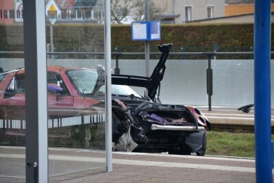 Update: PKW rast in Leipzig in Personengruppe - Drei Menschen sterben - An einer Ampel im Leipziger Süden fuhr der PKW in eine Menschengruppe.