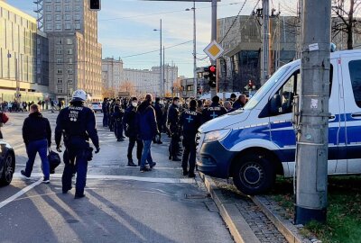 Update: Polizei hat Kontrolle über Demo in Leipzig verloren - Mehrere Demonstrationen heute in Leipzig, trotz sehr hoher Inzidenz. Foto: Daniel Unger