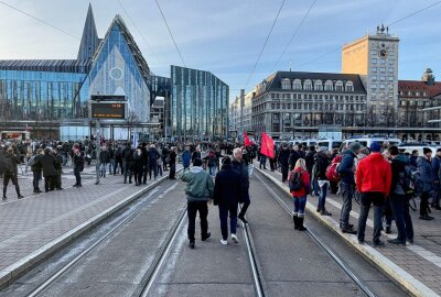 Update: Polizei hat Kontrolle über Demo in Leipzig verloren - Mehrere Demonstrationen heute in Leipzig, trotz sehr hoher Inzidenz. Foto: Daniel Unger