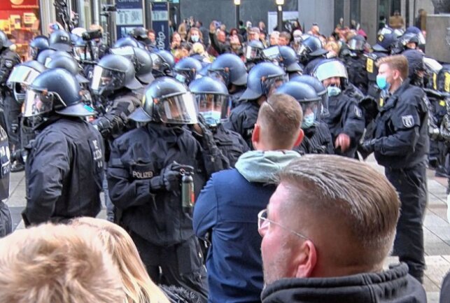 Das Demonstrationsgeschehen eskaliert - Personen versuchen die Polizeikette zu durchbrechen. Foto: Daniel Unger