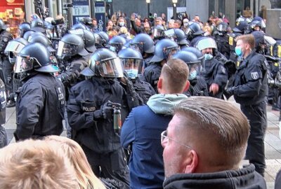 Update: Polizei hat Kontrolle über Demo in Leipzig verloren - Das Demonstrationsgeschehen eskaliert - Personen versuchen die Polizeikette zu durchbrechen. Foto: Daniel Unger